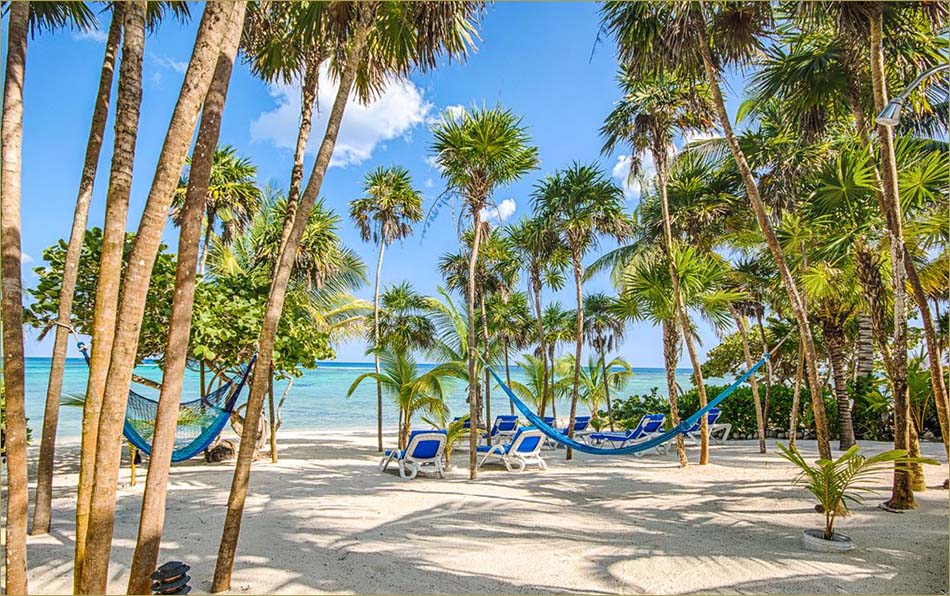 Beach views and lounges on the sand!