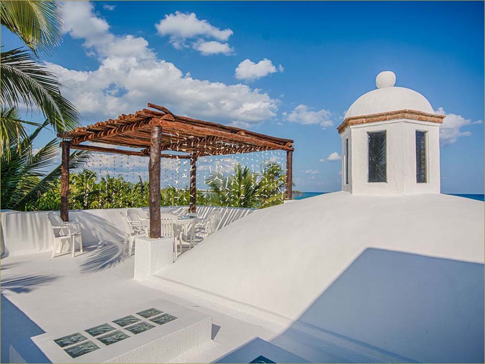 Rooftop shade amazingly breathtaking views of the sea!